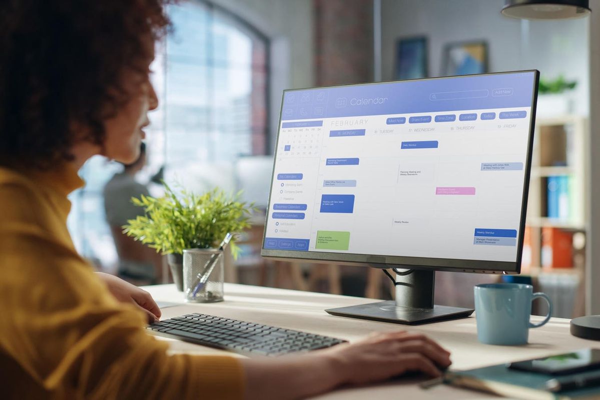 Team di ITRegTechSol Analytics riunito attorno a un tavolo di lavoro